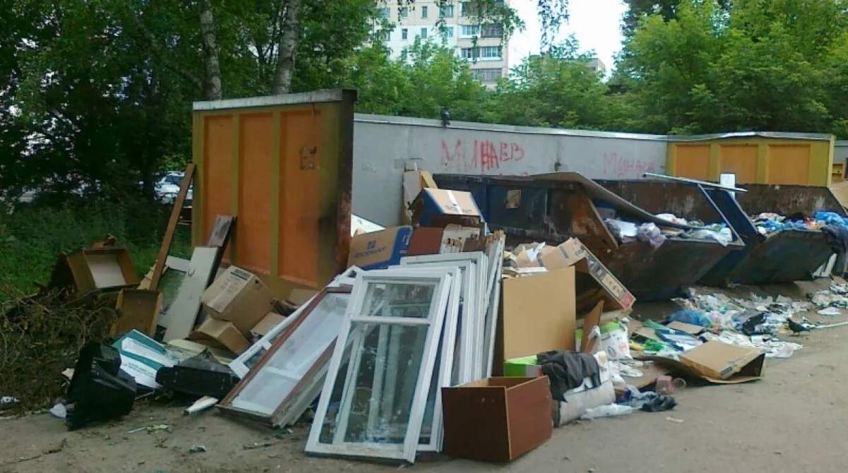 Мусор на контейнерной площадке ТКО